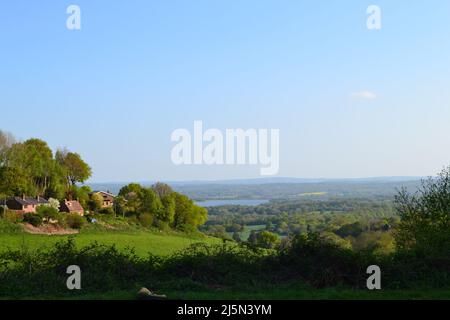 Une vue vers le sud depuis IDE Hill sur la crête de Greensand dans le Weald de Kent, sur le réservoir de Bough Beech en direction de Hever, Chiddingstone etc Banque D'Images