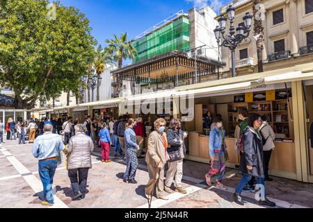 Huelva, Espagne - 24 avril 2022 : foule de personnes visitant l'édition 46th de la Foire du livre située dans le centre de la Plaza de las Monjas (place du N Banque D'Images