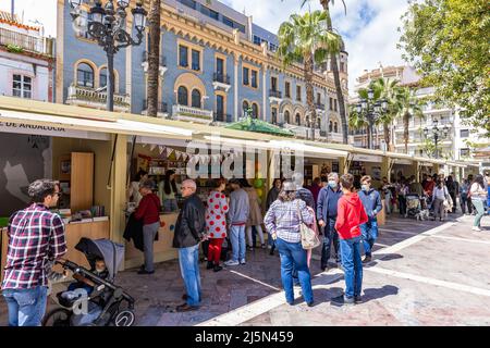 Huelva, Espagne - 24 avril 2022 : foule de personnes visitant l'édition 46th de la Foire du livre située dans le centre de la Plaza de las Monjas (place du N Banque D'Images