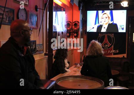 Paris, France. 24th avril 2022. Les résidents français regardent à la télévision l'adresse de la candidate d'extrême-droite Marine le Pen dans un café à Paris, en France, le dimanche 24 avril 2022. Le président sortant Emmanuel Macron a été réélu au poste de premier chef de la France, Macron, qui a battu le Pen. Photo de Maya Vidon-White crédit: UPI/Alay Live News Banque D'Images
