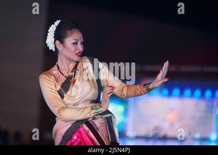 Des danseurs indiens traditionnels se produisent sur scène dans le village culturel de Katara, Doha Qatar Banque D'Images