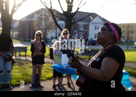 Paisha Thomas, artiste musical, chante et joue des chansons originales à la guitare à la Vigil de la Communauté de Ma'Khia Bryant marquant un an depuis que Ma'Khia Bryant a été tué par la police de Columbus. Une veillée aux chandelles et un mémorial ont eu lieu pour Ma'Khia Bryant au parc Mayme Moore à Columbus, Ohio un an après que Bryant a été abattu par la police de Columbus à l'âge de 16 ans le samedi 23 avril 2022. Les sœurs de Ma'Khia Bryant, Azariah Bryant, 14 ans, et Ja'Niah Bryant, 16 ans, ont comparu avec leur grand-mère, Jeanene Hammonds, et leur tante, Myra Duke. Banque D'Images