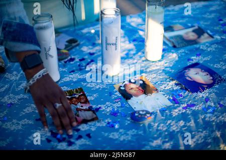 Table avec des photos de Ma'Khia Bryant et des bougies qui expliquent le nom de Bryant à la Vigil de la communauté pour Ma'Khia Bryant un an après le tournage. Une veillée aux chandelles et un mémorial ont eu lieu pour Ma'Khia Bryant au parc Mayme Moore à Columbus, Ohio un an après que Bryant a été abattu par la police de Columbus à l'âge de 16 ans le samedi 23 avril 2022. Les sœurs de Ma'Khia Bryant, Azariah Bryant, 14 ans, et Ja'Niah Bryant, 16 ans, ont comparu avec leur grand-mère, Jeanene Hammonds, et leur tante, Myra Duke. (Photo de Stephen Zenner/SOPA Images/Sipa USA) Banque D'Images