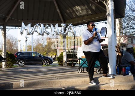 Jamille Jones, organisateur de « manifestants de la taille d'une pinte », commence la Vigil de la communauté pour Ma'Khia Bryant marquant un an depuis que Ma'Khia Bryant a été tué par la police de Columbus. Une veillée aux chandelles et un mémorial ont eu lieu pour Ma'Khia Bryant au parc Mayme Moore à Columbus, Ohio un an après que Bryant a été abattu par la police de Columbus à l'âge de 16 ans le samedi 23 avril 2022. Les sœurs de Ma'Khia Bryant, Azariah Bryant, 14 ans, et Ja'Niah Bryant, 16 ans, ont comparu avec leur grand-mère, Jeanene Hammonds, et leur tante, Myra Duke. (Photo de Stephen Zenner/SOPA Images/Sipa USA) Banque D'Images