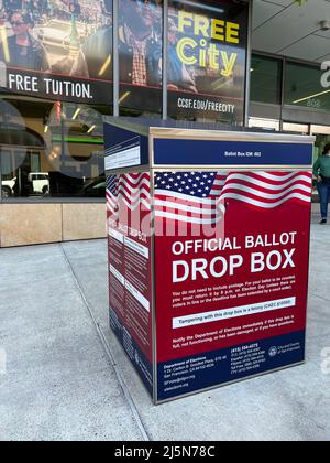 Un bulletin de vote officiel est vu devant le 808 Kearny Street et le City College de San Francisco - Chinatown Center le 24 avril 2022. Il y a 34 urnes officielles à San Francisco. Chaque urne sera située à l'extérieur, placée sur un chemin de voyage accessible, et comporte une simple fente de dépôt de bulletin de vote, qui sera placée à environ 42 pouces du sol afin de fournir un accès le plus commode possible aux électeurs utilisant des fauteuils roulants ou d'autres aides à la mobilité. Tous les avis sur chaque boîte utilisent une police à contraste élevé et à gros caractères avec une finition anti-reflet conçue pour b Banque D'Images