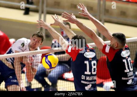 Taranto, Italie. 24th avril 2022. Oleg Antonov Gas Sales BluEnergy Piacenza s'écrasa sur le mur de Gabriele Di Martino et Giulio Sabbi Prisma Taranto. Pendant la phase de jeu 5th place - Gioiella Prisma Taranto vs Gas Sales BluEnergy Piacenza, Volleyball Italian Serie A Men SuperLeague Championship Championship Championship à Taranto, Italie, avril 24 2022 crédit : Agence photo indépendante/Alamy Live News Banque D'Images