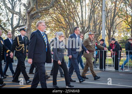 Melbourne, Australie. 25th avril 2022.. Le premier ministre victorien Daniel Andrews marche avec le gouverneur de Victoria Linda Dessau dans le cadre de la parade de la journée d'Anzac. Credit: Jay Kogler/Alay Live News Banque D'Images