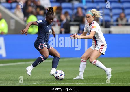 Lyon, France, 24th avril 2022. Sandy Baltimore de PSG contrôle le ballon alors qu'Ellie Carpenter de Lyon se ferme lors du match de la Ligue des champions des femmes de l'UEFA au stade OL, à Lyon. Crédit photo à lire: Jonathan Moscrop / Sportimage crédit: Sportimage / Alay Live News Banque D'Images