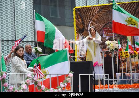 New York, États-Unis. 24th avril 2022. Les Iraniens flottent sur Madison Avenue lors de la parade annuelle de la fête perse, le 24 avril 2022, à New York. (Photo de Ryan Rahman/Pacific Press) crédit: Pacific Press Media production Corp./Alay Live News Banque D'Images