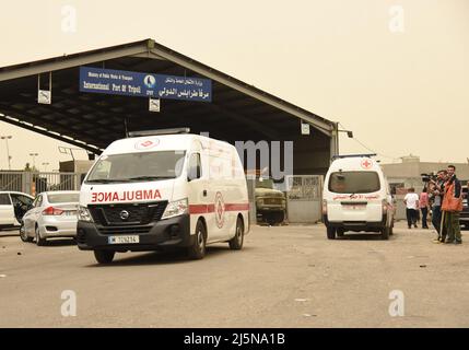 Tripoli, Liban. 24th avril 2022. Des ambulances sont vues au port de Tripoli, au Liban, le 24 avril 2022. Dimanche, l'armée libanaise a secouru 45 personnes et récupéré huit corps après qu'un bateau migrant ait coulé dans les eaux de la ville de Tripoli, au nord du pays. L'armée libanaise a déclaré lors d'une conférence de presse que de hautes vagues submergées le bateau surchargé, qui transporait plus de 50 personnes. Credit: Khaled Habashiti/Xinhua/Alamy Live News Banque D'Images