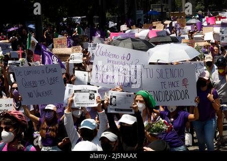 Mexico, Mexico, Mexique. 24th avril 2022. Des femmes participent à une manifestation pour demander justice à Debanhi Escobar et aux milliers de femmes victimes de violences sexistes au Mexique. Ils condamnent les politiques machistes des autorités judiciaires, des gouvernements fédéral, des États et des municipalités. Le 24 avril 2022 à Mexico, Mexique. (Credit image: © Luis Barron/eyepix via ZUMA Press Wire) Banque D'Images