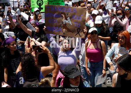 Mexico, Mexico, Mexique. 24th avril 2022. Des femmes participent à une manifestation pour demander justice à Debanhi Escobar et aux milliers de femmes victimes de violences sexistes au Mexique. Ils condamnent les politiques machistes des autorités judiciaires, des gouvernements fédéral, des États et des municipalités. Le 24 avril 2022 à Mexico, Mexique. (Credit image: © Luis Barron/eyepix via ZUMA Press Wire) Banque D'Images