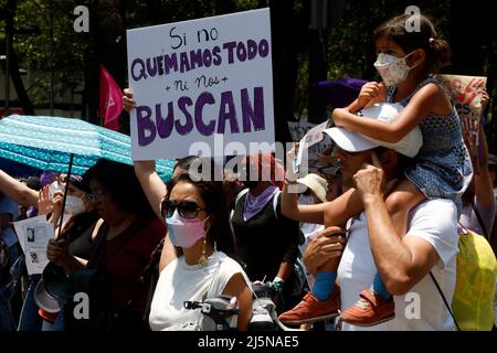 Mexico, Mexico, Mexique. 24th avril 2022. Des femmes participent à une manifestation pour demander justice à Debanhi Escobar et aux milliers de femmes victimes de violences sexistes au Mexique. Ils condamnent les politiques machistes des autorités judiciaires, des gouvernements fédéral, des États et des municipalités. Le 24 avril 2022 à Mexico, Mexique. (Credit image: © Luis Barron/eyepix via ZUMA Press Wire) Banque D'Images