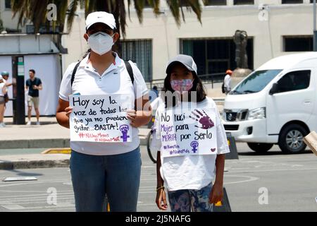 Mexico, Mexico, Mexique. 24th avril 2022. Des femmes participent à une manifestation pour demander justice à Debanhi Escobar et aux milliers de femmes victimes de violences sexistes au Mexique. Ils condamnent les politiques machistes des autorités judiciaires, des gouvernements fédéral, des États et des municipalités. Le 24 avril 2022 à Mexico, Mexique. (Credit image: © Luis Barron/eyepix via ZUMA Press Wire) Banque D'Images