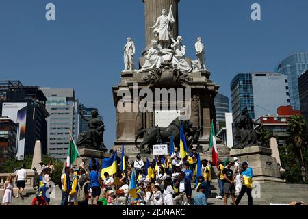 Mexico, Mexico, Mexique. 24th avril 2022. Les citoyens ukrainiens, participent à une grève au Monument de l'Ange de l'indépendance pour exiger l'arrêt de l'invasion et des meurtres dans leur pays, lors des attaques des troupes russes, exigent la condamnation du président russe Vladimir Poutine. Le 24 avril 2022 à Mexico, Mexique. (Credit image: © Luis Barron/eyepix via ZUMA Press Wire) Banque D'Images