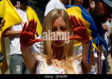 Mexico, Mexico, Mexique. 24th avril 2022. Les citoyens ukrainiens, participent à une grève au Monument de l'Ange de l'indépendance pour exiger l'arrêt de l'invasion et des meurtres dans leur pays, lors des attaques des troupes russes, exigent la condamnation du président russe Vladimir Poutine. Le 24 avril 2022 à Mexico, Mexique. (Credit image: © Luis Barron/eyepix via ZUMA Press Wire) Banque D'Images