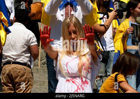 Mexico, Mexico, Mexique. 24th avril 2022. Les citoyens ukrainiens, participent à une grève au Monument de l'Ange de l'indépendance pour exiger l'arrêt de l'invasion et des meurtres dans leur pays, lors des attaques des troupes russes, exigent la condamnation du président russe Vladimir Poutine. Le 24 avril 2022 à Mexico, Mexique. (Credit image: © Luis Barron/eyepix via ZUMA Press Wire) Banque D'Images