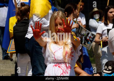 Mexico, Mexico, Mexique. 24th avril 2022. Les citoyens ukrainiens, participent à une grève au Monument de l'Ange de l'indépendance pour exiger l'arrêt de l'invasion et des meurtres dans leur pays, lors des attaques des troupes russes, exigent la condamnation du président russe Vladimir Poutine. Le 24 avril 2022 à Mexico, Mexique. (Credit image: © Luis Barron/eyepix via ZUMA Press Wire) Banque D'Images