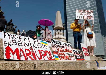 Mexico, Mexico, Mexique. 24th avril 2022. Les citoyens ukrainiens, participent à une grève au Monument de l'Ange de l'indépendance pour exiger l'arrêt de l'invasion et des meurtres dans leur pays, lors des attaques des troupes russes, exigent la condamnation du président russe Vladimir Poutine. Le 24 avril 2022 à Mexico, Mexique. (Credit image: © Luis Barron/eyepix via ZUMA Press Wire) Banque D'Images