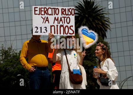 Mexico, Mexico, Mexique. 24th avril 2022. Les citoyens ukrainiens, participent à une grève au Monument de l'Ange de l'indépendance pour exiger l'arrêt de l'invasion et des meurtres dans leur pays, lors des attaques des troupes russes, exigent la condamnation du président russe Vladimir Poutine. Le 24 avril 2022 à Mexico, Mexique. (Credit image: © Luis Barron/eyepix via ZUMA Press Wire) Banque D'Images