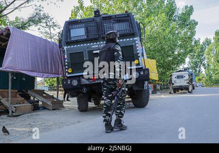 Srinagar, Inde. 23rd avril 2022. Le soldat paramilitaire indien se tient sur la garde près du site d'une bataille d'armes à feu à Pahoo Pulwama. Lashkar e Toiba, commandant adjoint parmi trois militants, a été tué dans un combat par balle dans le district de Pulwama et l'un d'entre eux comprend un jeune Srinagar de 17 ans, qui a disparu le 16 avril, ont déclaré des responsables de la police à l'agence de presse locale. (Photo de Faisal Bashir/SOPA Images/Sipa USA) crédit: SIPA USA/Alay Live News Banque D'Images