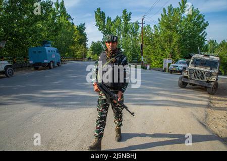 Srinagar, Inde. 23rd avril 2022. Le soldat paramilitaire indien se tient sur la garde près du site de la bataille des armes à feu à Pahoo Pulwama. Lashkar e Toiba, commandant adjoint parmi trois militants, a été tué dans un combat par balle dans le district de Pulwama et l'un d'entre eux comprend un jeune Srinagar de 17 ans, qui a disparu le 16 avril, ont déclaré des responsables de la police à l'agence de presse locale. (Photo de Faisal Bashir/SOPA Images/Sipa USA) crédit: SIPA USA/Alay Live News Banque D'Images