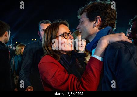 Paris, France. 24th avril 2022. Amélie de Montchalin vue au champ de Mars, par la Tour Eiffel à Paris, France, le 24 avril 2022, après le deuxième tour de l'élection présidentielle française. Macron a remporté l'élection présidentielle en France, finissant par un défi historique de la candidate d'extrême-droite Marine le Pen lors du deuxième tour de scrutin de dimanche. Macron a obtenu 58,55 % des voix de dimanche, faisant de lui le premier dirigeant français à être réélu en 20 ans. . P Credit: Abaca Press/Alamy Live News Banque D'Images