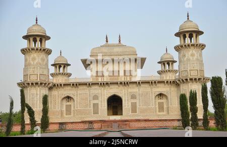 Tombe d'Itimad-ud-Daulah monumentale architecture mughole – principalement construite en grès rouge avec des décorations en marbre Banque D'Images