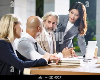 groupe multiethnique de personnes d'affaires d'entreprise se réunissant au bureau Banque D'Images