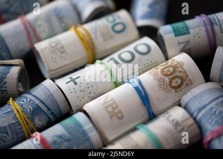 De nombreux rouleaux de billets de papier. Différentes dénominations de la monnaie nationale polonaise. Banque D'Images