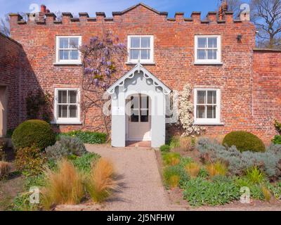 La maison des jardiniers au Rose Garden Wynyard Hall Tees Valley Angleterre au début du printemps Banque D'Images