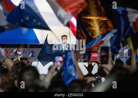 Paris, France. 24th avril 2022. Dimanche, le président français Emmanuel Macron a remporté le deuxième mandat, alors qu'il célèbre avec des milliers de ses partisans devant la Tour Eiffel à Paris lors de son discours. Macron l’a emporté avec 58,5% des voix contre Marine le Pen, d’extrême-droite. Il a été acclamé par ses partisans qui agaient les drapeaux français et européens. Crédit : SOPA Images Limited/Alamy Live News Banque D'Images