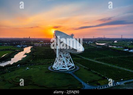 Vue aérienne du radiotélescope astronomique au coucher du soleil Banque D'Images