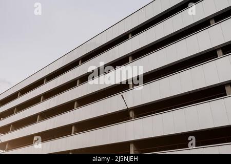 façade et extérieur de garage à plusieurs étages. Banque D'Images