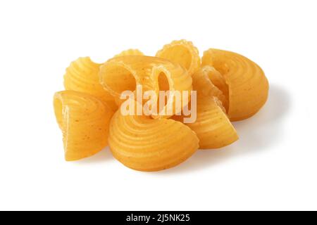 Pâtes curl sèches non cuites isolées sur fond blanc Banque D'Images