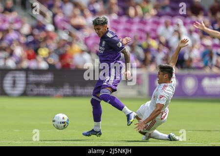 Orlando, FL: Orlando City Forward Facundo Torres (17) vole la balle de New York Red Bulls milieu de terrain Cristian Cásseres Jr (23) pendant un match MLS Banque D'Images