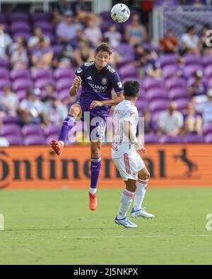 Orlando, FL: Le défenseur de la ville d'Orlando Rodrigo Schlegel (15) dirige le ballon lors d'un match MLS contre les Red Bulls de New York, dimanche 24 avril 2022, à Banque D'Images