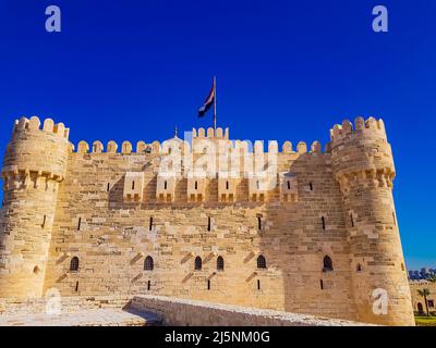Vue sur la Citadelle de Mamluk du 15th siècle de Qaitrava à Alexandrie, en Égypte Banque D'Images