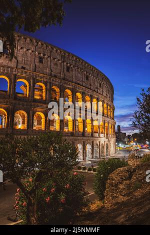 Chute de nuit au Colisée dans la ville de Rome, Italie. Ancien amphithéâtre Flavian et stade de gladiateurs. Banque D'Images