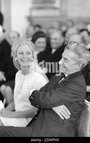 À son anniversaire de 60th, Karajan est nommé citoyen honoraire de Salzbourg. Ici, à la réception, dans une salle de l'hôtel de ville : honorée Eliette Mouret et Herbert von Karajan. [traduction automatique] Banque D'Images