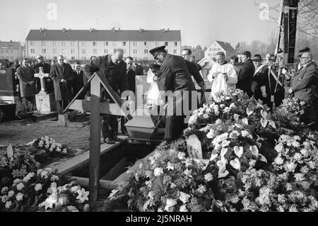 Albert Blutmoser d'Erding a été tué par erreur par une cargaison de schnapps gentiennes empoisonnées. Willi Leinauer de Kempten était soupçonné d'avoir envoyé le paquet de schnapps à son mari avec sa petite amie Christa Müller. Funérailles de la victime Albert Blutmoser. [traduction automatique] Banque D'Images