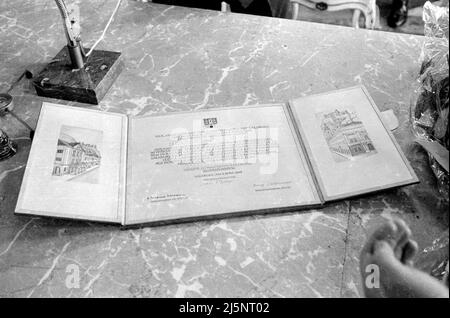 Lors de son anniversaire de 60th, Karajan a été fait citoyen honoraire de Salzbourg, ici lors d'une réception dans une salle de l'hôtel de ville de la ville. Lettre de citoyenneté honoraire. [traduction automatique] Banque D'Images