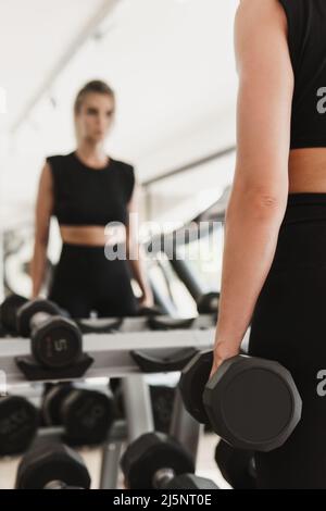 Jeune femme athlétique pendant son entraînement physique Banque D'Images