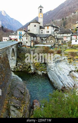 Rivière, pont, bâtiments dans la ville de Lastezzo. Suisse. Alpes Banque D'Images