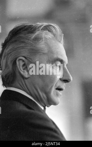 Lors de son anniversaire de 60th, Karajan a été fait citoyen honoraire de Salzbourg, ici lors d'une réception dans une salle de l'hôtel de ville de la ville. [traduction automatique] Banque D'Images