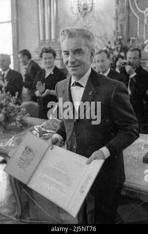 Lors de son anniversaire de 60th, Karajan a été fait citoyen honoraire de Salzbourg, ici lors d'une réception dans une salle de l'hôtel de ville de la ville. Lettre de citoyenneté honoraire. [traduction automatique] Banque D'Images