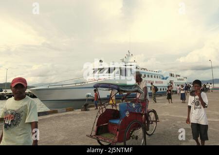 Un chauffeur de becak (pousse-pousse à pédale) à la recherche de passagers au port de ferry d'Ambon à Ambon, dans le centre de Maluku, à Maluku, en Indonésie. Banque D'Images