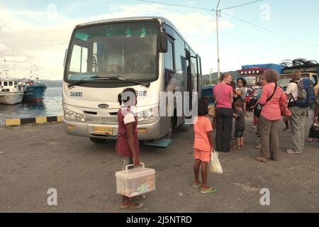 Femmes touristes ayant converstation avant de prendre un bus affrété au port de ferry d'Ambon à Ambon, Central Maluku, Maluku, Indonésie. Banque D'Images