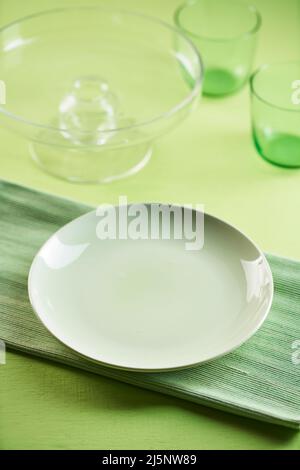 Des assiettes, des verres et des récipients vides sont en préparation Banque D'Images