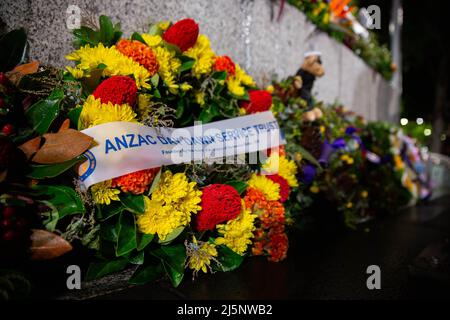 Sydney, Australie. 25th avril 2022. Des couronnes sont vues au service de l'aube du jour d'Anzac à Sydney, en Australie, le 25 avril 2022. La Journée de l'Anzac, qui a lieu tous les 25 avril, remonte à une campagne pivot de la première Guerre mondiale en 1915, menée par l'Australian and New Zealand Army Corp sur les rives de la péninsule de Gallipoli en Turquie. Credit: Hu Jingchen/Xinhua/Alay Live News Banque D'Images